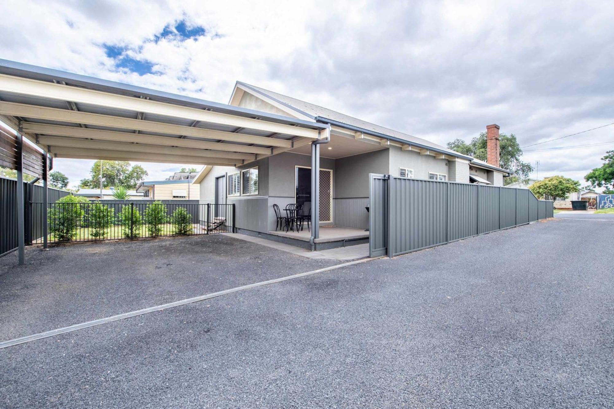 South Dubbo Hideaway - Pet Friendly Villa Luaran gambar